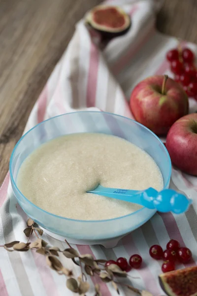 Porridge di semolino con purea di mele — Foto Stock