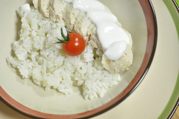 Côtelettes de poulet au riz cuit à la vapeur — Photo