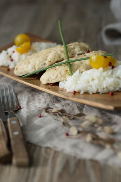 Côtelettes de poulet au riz cuit à la vapeur — Photo