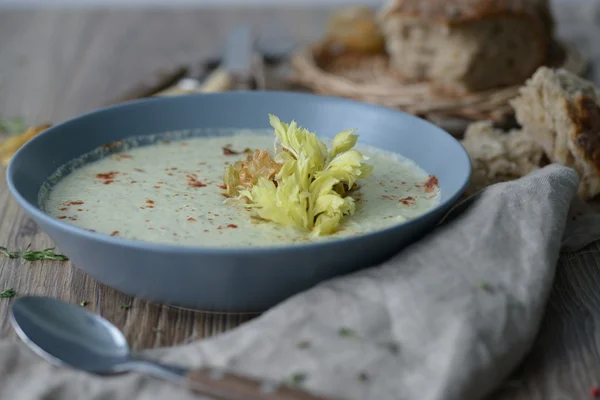 Soupe à la crème d'oignon à la crème sure — Photo