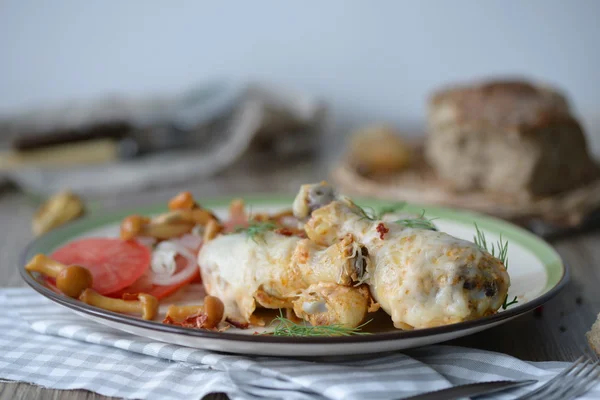 Chicken drumsticks with cheese — Stock Photo, Image