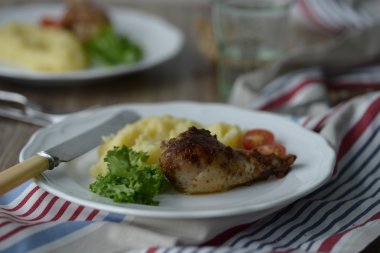 Kızarmış tavuk bacağı.