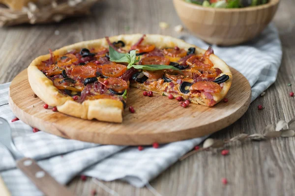 Pizza salami — Zdjęcie stockowe