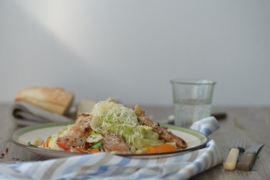 Tavuklu Sezar salatası