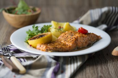 Patates ile haşlanmış somon