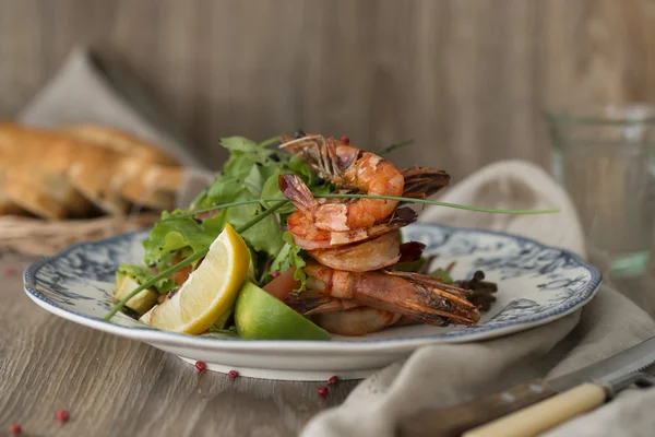 Avokado ve karides salatası — Stok fotoğraf