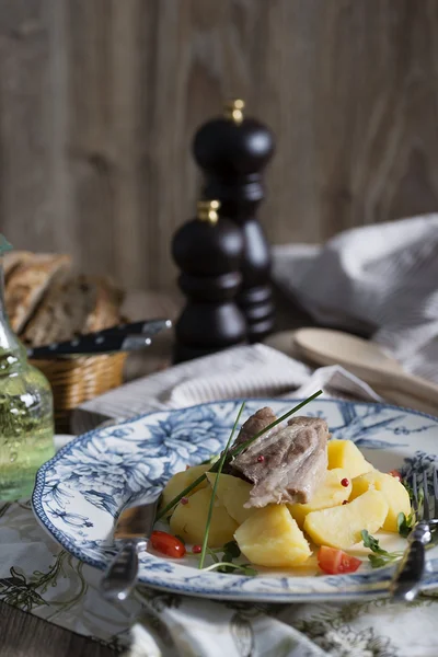 Porc cuit à la vapeur avec pommes de terre — Photo