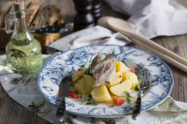 Porc cuit à la vapeur avec pommes de terre — Photo