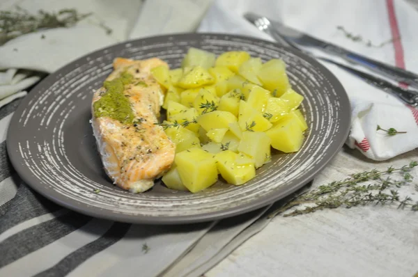 Steamed salmon with potatoes — Stock Photo, Image