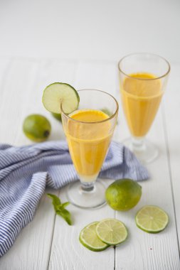 Güler yüzlü havuç ve limon