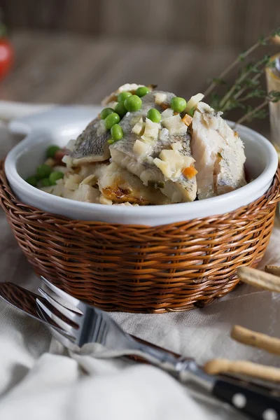 Poleiro de lúcio com vinho branco e legumes (2 ) — Fotografia de Stock