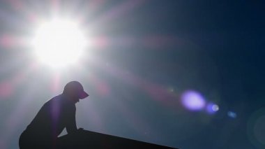 Soya gelirleri römork üzerinde kontrol memnun genç çiftçi