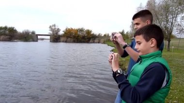 İki erkek fotoğraf çekmek