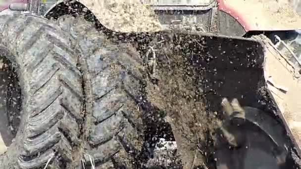 Трактор тянет машину, которая режет каналы — стоковое видео