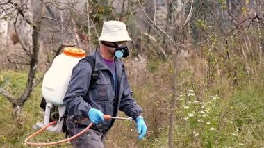 Bahçıvan meyve ağaçları korunması için bakır ile püskürtme