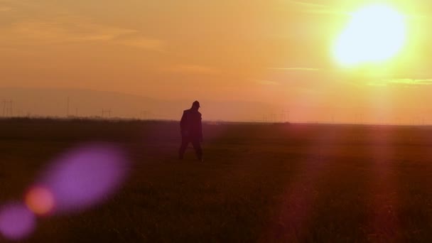 Старший фермер перевіряє зернові поля — стокове відео