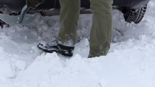 Stuurprogramma wordt gewist sneeuw schop onder de auto — Stockvideo