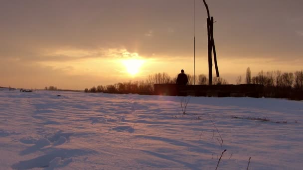 Перевірка фермера на воді взимку . — стокове відео