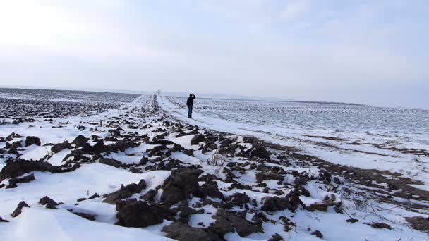 Contrôle du blé par les agriculteurs en hiver . — Video