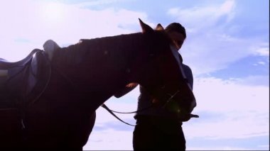 Genç kız bir at ile eğleniyor