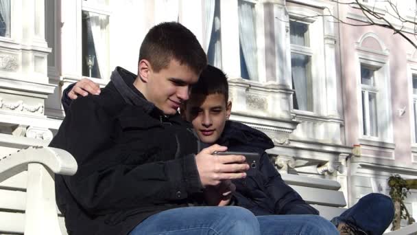 Two boys having fun on smartphone. — Stock Video