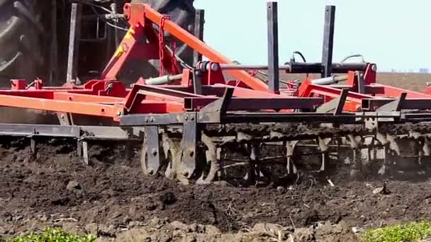 Traktor zieht Ackerbaumaschine — Stockvideo