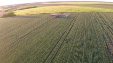 Bir Püskürtme makinesi alanlardaki çekerek traktör