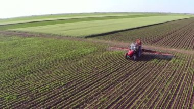 Traktör soya alan kimyasal madde ile sprinkles