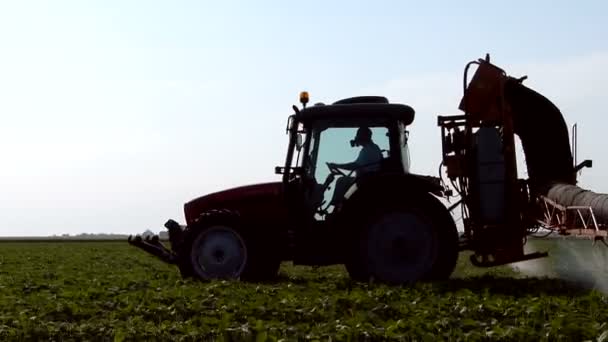 Tractor tirando de una máquina pulverizadora en campo de soja — Vídeos de Stock