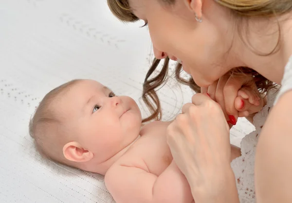 母は優しく赤ちゃんを見て ストック写真