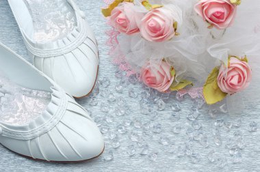 gelin buketi ve kristalleri ile Düğün Ayakkabı