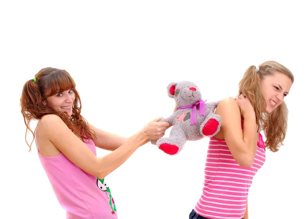 Dos hermanas adolescentes peleando por el oso de peluche —  Fotos de Stock