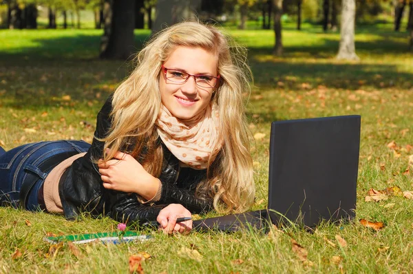 Pěkně dospívající dívka s notebookem — Stock fotografie