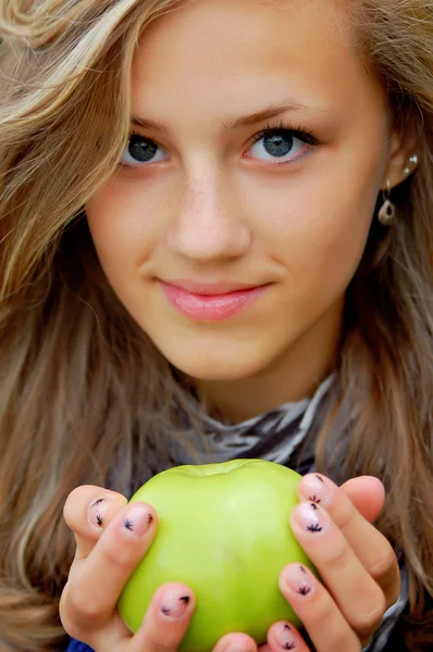 Симпатичная девочка-подросток с яблоком в руках — стоковое фото
