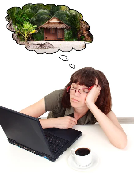 Portrét unavená žena spící na laptop — Stock fotografie