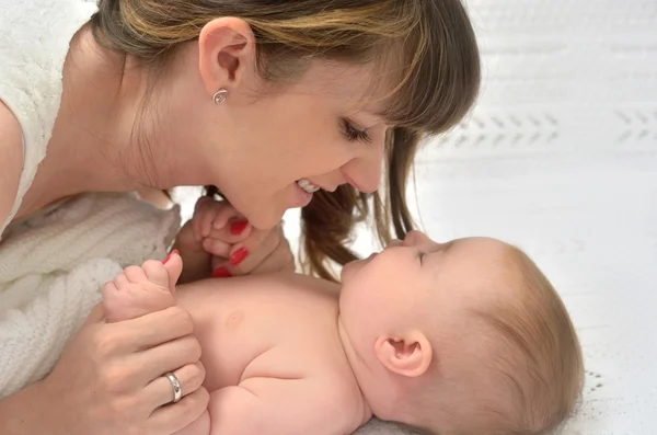 Imagen de la madre feliz con el bebé adorable (enfoque en la mujer ) — Foto de Stock