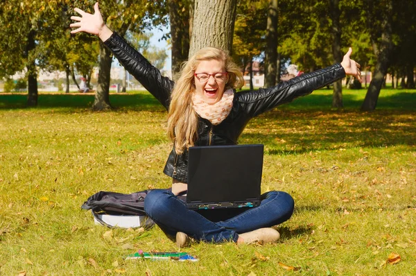 Menina muito animado com um laptop Imagens De Bancos De Imagens