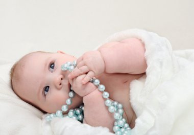 küçük bebek ile bir kenara seyir boncuk