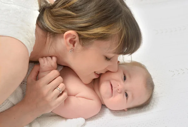 Madre feliz con el bebé — Foto de Stock