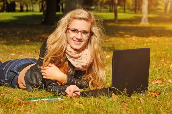 여자 학생 노트북 — 스톡 사진