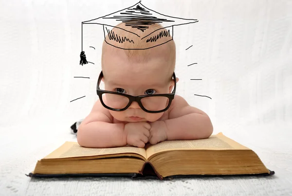 Niedliches kleines Baby in Brille mit bemaltem Professorenhut — Stockfoto