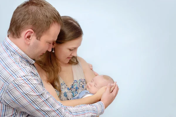 Retrato de familia joven y feliz — Foto de Stock