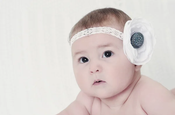 Nahaufnahme Porträt der schönen Baby-Mädchen mit Blume — Stockfoto