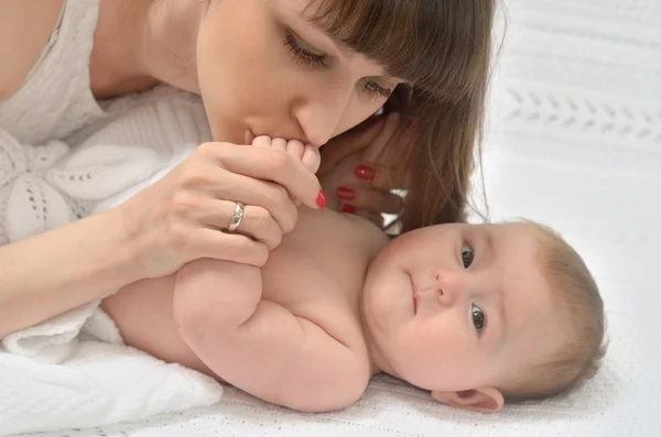 Mutter küsst Baby Hand Stockbild