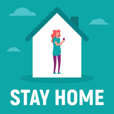 Evdeki kadın aile ile iletişim kuruyor, sosyal ağları kullanıyor, mesajları okuyor. Karantinadaki kadın ve kişisel izolasyon kavramı aileyle iletişim kurar, sosyal ağı kullanır. Evde kal.