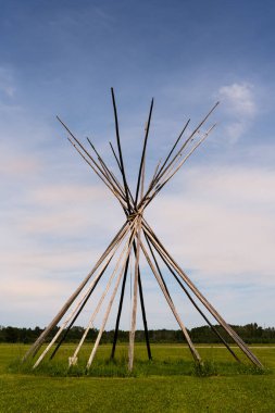 Çimenli Alberta ovalarında geleneksel Kızılderili çadırı ahşap çerçeve.
