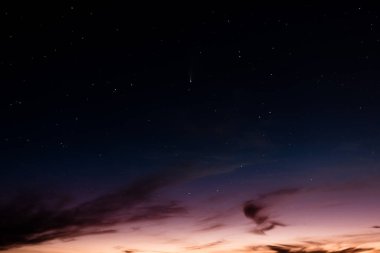 Neowise C 2020 F3 kuyruklu yıldızı Temmuz 'da gün batımında yıldızlı gökyüzünde görülebilir. Uzay ve yıldızlar güzel arkaplan