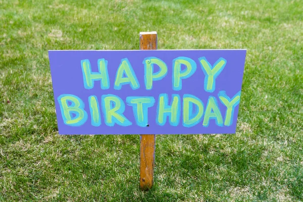 Happy Birthday Party Home Made Sign Staked Grass Lawn Signpost — Fotografia de Stock