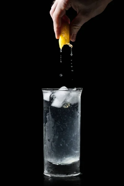 Exprimir Limón Vaso Agua Transparente Aislado Sobre Fondo Negro Agua —  Fotos de Stock