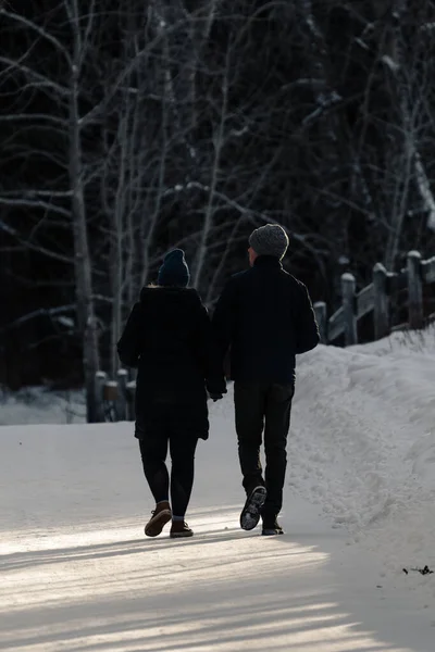 Young Couple Walking Snowy Pathway Date People Walking Park Winter — Stock Photo, Image
